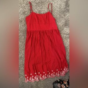 Adorable sun dress! Zipper backed and tapered at the waste